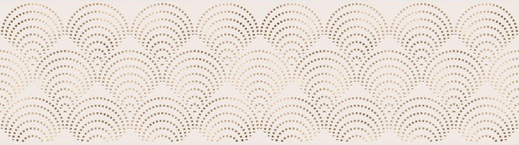 Selbstklebende Tapetenbordüre mit Fächermuster auf einer strukturierten Wand in einem hellen, minimalistischen Wohnzimmer mit Sessel und Beistelltisch.