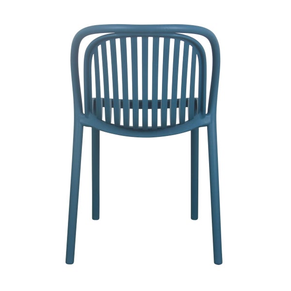 Blauer Gartenstuhl aus Kunststoff mit Streben-Design an Rückenlehne und Sitzfläche.