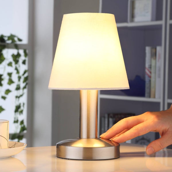 Kleine Tischleuchte mit Touch-Funktion, Metallfuß und weißem Stoffschirm, die durch Berührung am Fuß eingeschaltet wird.