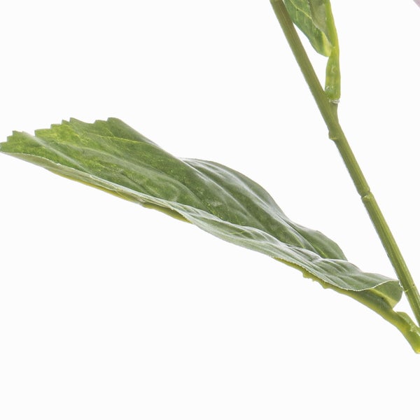 Detailaufnahme eines grünen Blattes am Stiel einer Kunstpflanze.