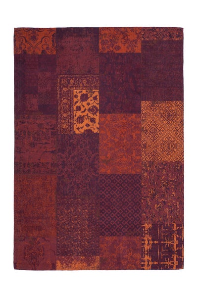 Rechteckiger Teppich im Patchwork-Design mit verschiedenen orientalischen Mustern und floralen Elementen in Rot, Orange und Violett.