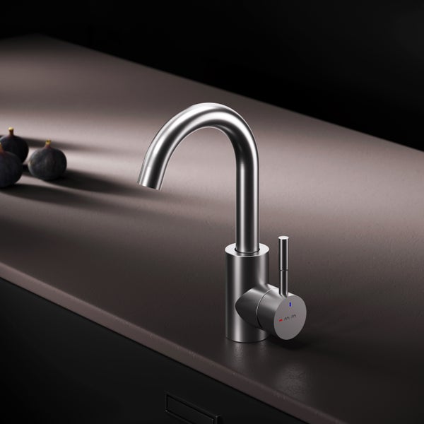 Küchenarmatur aus Metall mit hohem Auslauf auf einer Arbeitsplatte