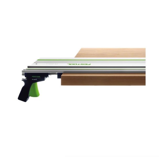 Person auf einer Aluminiumleiter