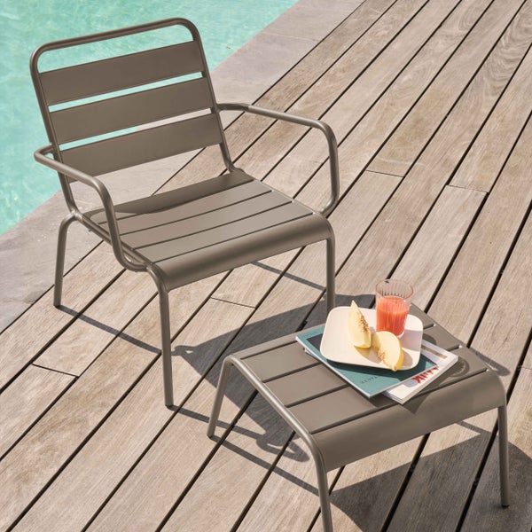 Garten-Loungesessel aus Metall in Taupe mit Armlehnen und Rückenlehne in Lattenoptik.