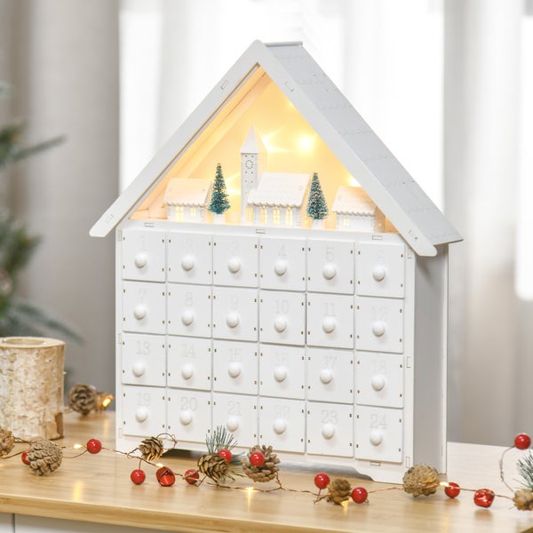 Adventskalender aus Holz in Hausform mit 24 Schubladen und LED-Beleuchtung, dekorative Winterlandschaft im Giebel.