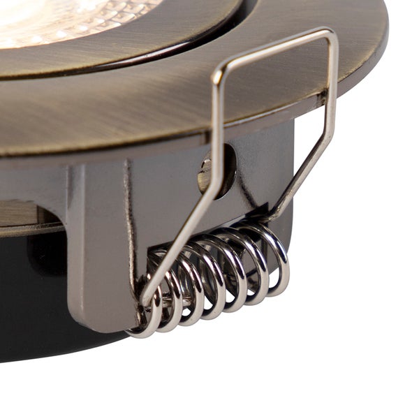 Detailansicht eines Einbaustrahlers mit Befestigungsfeder aus Metall.