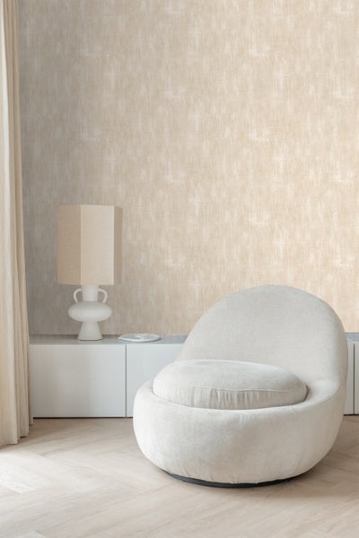 Wohnraum mit gemusterter Tapete, Sessel und Lampe