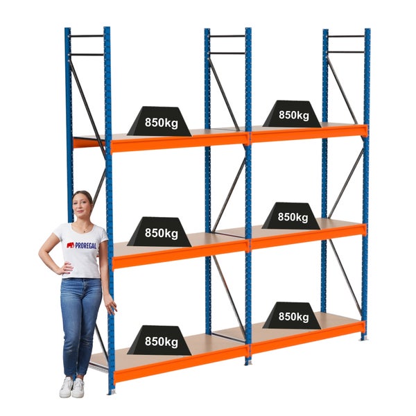 Lagerregal mit sechs Lasten von je 850 Kilogramm und einer daneben stehenden Frau