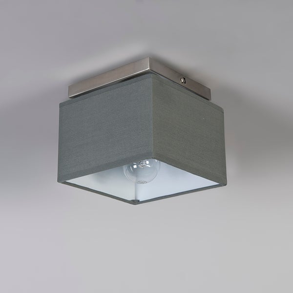 Quadratische Deckenleuchte mit grauem Stoffschirm und gebürstetem Metallsockel.