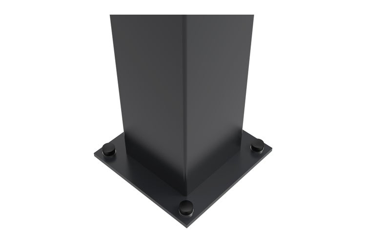 Quadratischer Pfostenfuß aus Metall mit Bodenplatte und Abdeckkappen.