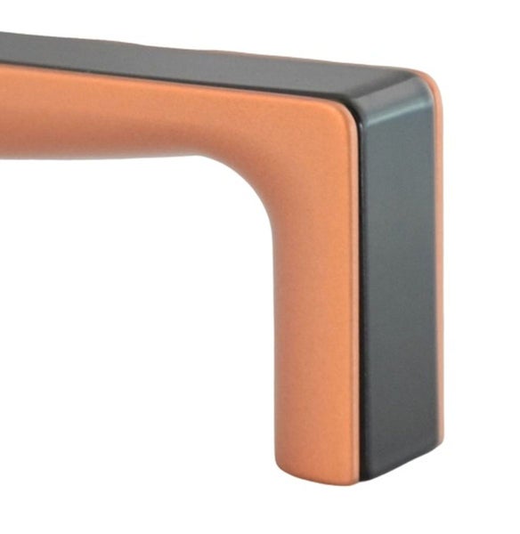 Moderner Möbelgriff mit eckigem Design für Schränke und Schubladen.
