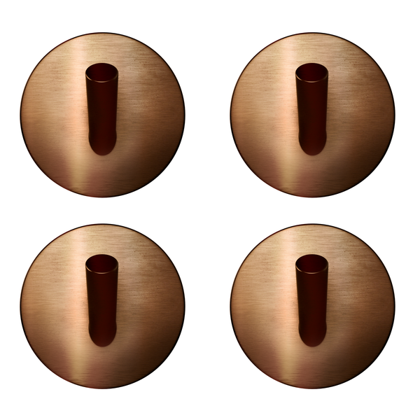 Set aus vier runden Wandhaken aus gebürstetem Metall in Bronze-Optik.