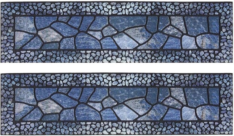 Rechteckige Stufenmatten in Steinoptik mit blau-grauem Bruchsteinmuster und Kieselstein-Rand.