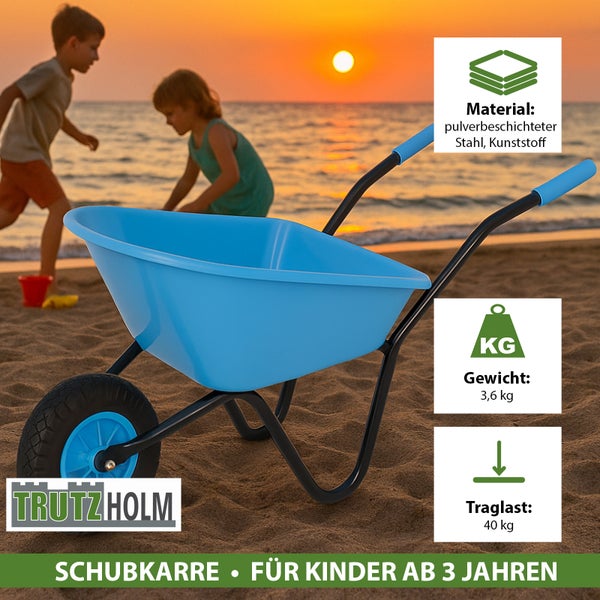 Trutzholm Logo. Kinder-Schubkarre aus pulverbeschichtetem Stahl und Kunststoff am Strand, Traglast 40 Kilogramm, Gewicht 3,6 Kilogramm, ab 3 Jahren.