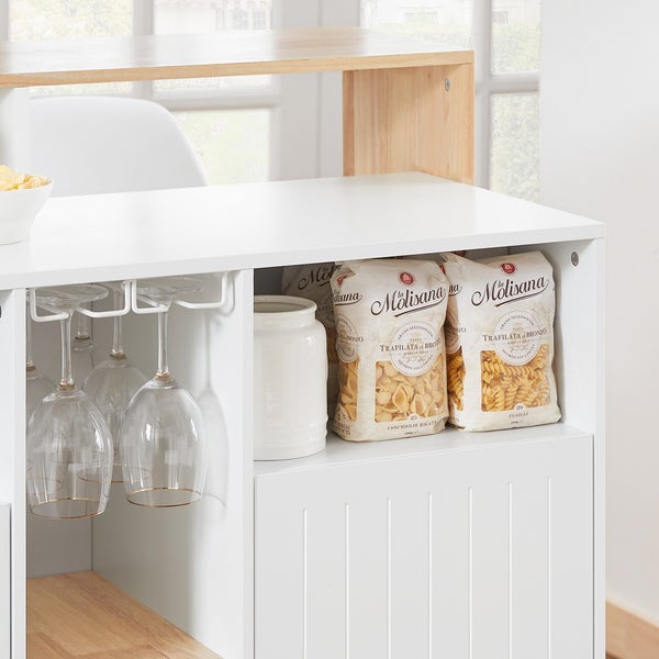 Detailaufnahme eines weißen Küchenschranks mit Gläsern, Nudeln und Aufbewahrungsbehälter.