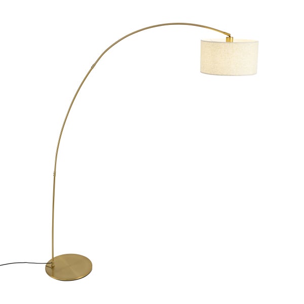 Bogenlampe mit messingfarbenem Gestell und beigem Stoffschirm. Moderne Stehleuchte für das Wohnzimmer mit rundem Standfuß.