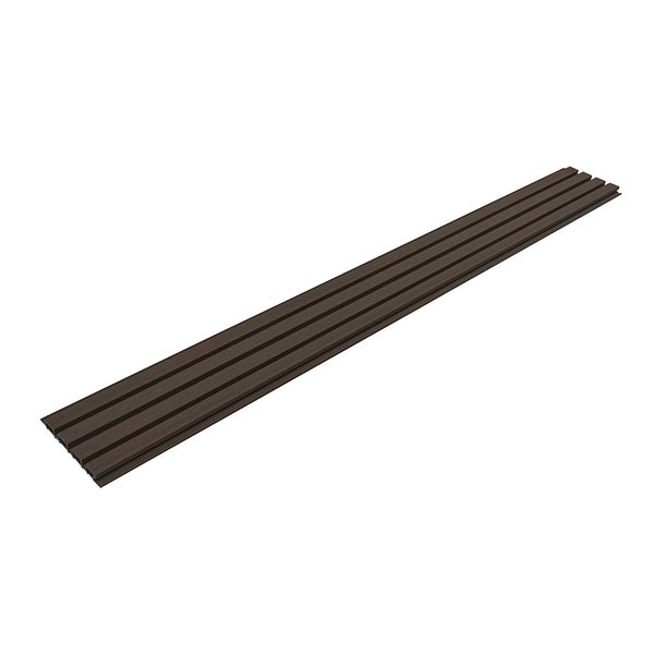 Eine einzelne dunkelbraune WPC Terrassendiele mit Rillenstruktur für den Außenbereich.