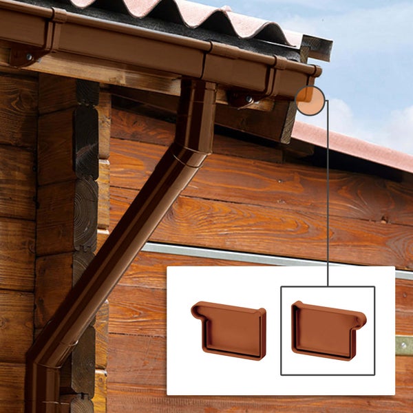 Braunes Dachrinnen-Endstück aus Kunststoff montiert an einer Dachrinne an einem Gartenhaus aus Holz.