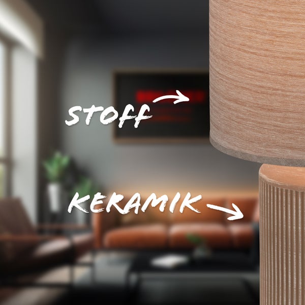 Tischleuchte mit einem Lampenschirm aus Stoff und einem strukturierten Fuß aus Keramik in einem modern eingerichteten Wohnzimmer.