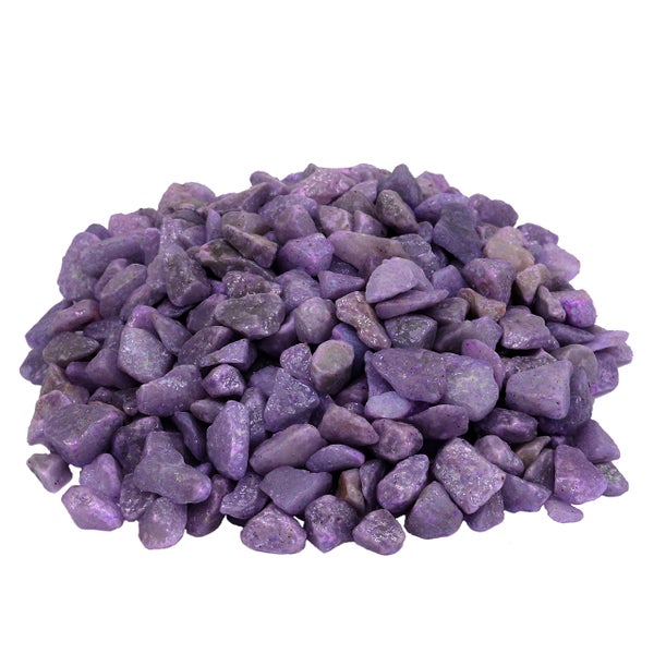 Haufen violetter Zierkies mit unregelmäßiger, kantiger Form für Garten und Dekoration.