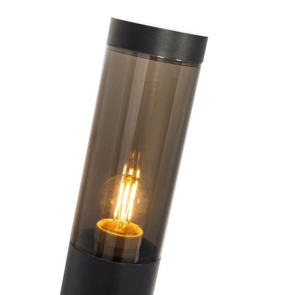 Zylindrische Außenleuchte mit Rauchglas und leuchtendem LED-Filament-Leuchtmittel.