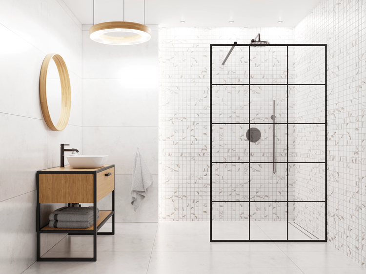 Modernes Badezimmer mit begehbarer Dusche mit schwarzem Gitterrahmen, Waschtisch aus Holz und Metall, rundem Spiegel und heller Fliesengestaltung.