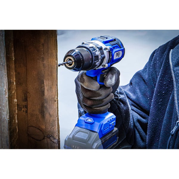 Akkuschrauber mit Bohrer in der Hand vor Holz