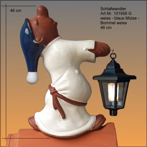 Keramik-Gartenfigur Schlafwandler in weißem Nachthemd mit blauer Mütze und Laterne, Höhe 46 Zentimeter.