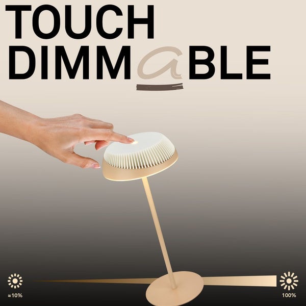 Hand berührt eine dimmbare Tischleuchte zur Demonstration der Touch-Funktion. Helligkeit von circa 10 Prozent bis 100 Prozent einstellbar.