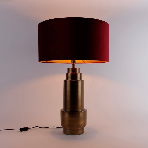 Dekorative Tischleuchte mit Stoffschirm und Metallfuß