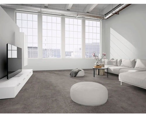 Modernes Wohnzimmer im Industriestil mit Bodenbelag in Betonoptik, weißem Sofa und großen Fenstern.