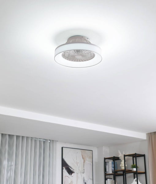 Moderne Deckenleuchte mit integriertem Ventilator und rundem LED-Ring an einer weißen Zimmerdecke montiert.