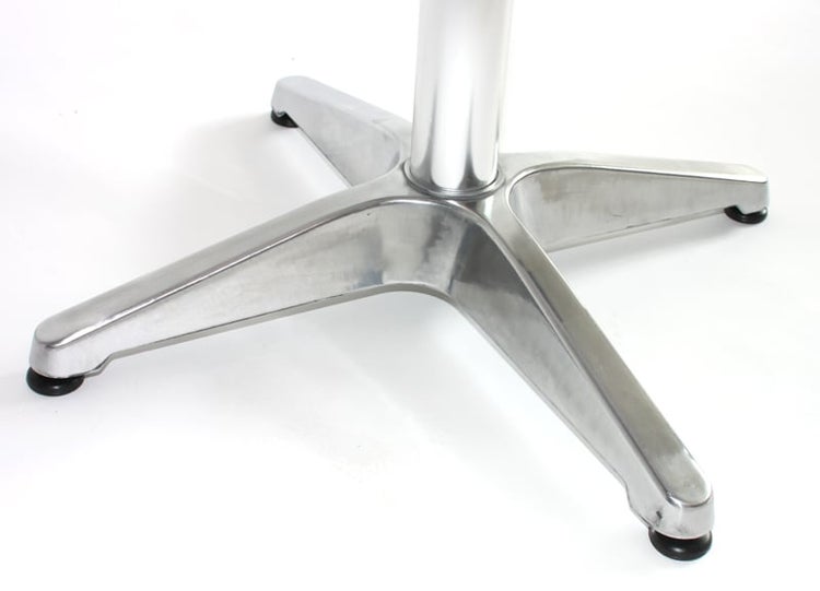 Tischfuß aus Metall mit vier Füßen