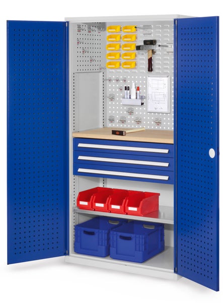 Offener Werkstattschrank mit blauen Türen und Schubladen, integrierter Werkbank, Lochwänden sowie diversen Sichtlagerkästen und Boxen.