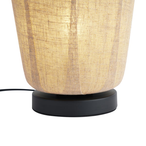 Tischleuchte mit schwarzem Sockel und strukturiertem Stoffschirm in Leinenoptik.