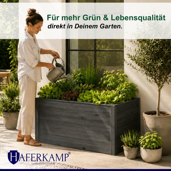Eine Frau gießt Pflanzen in einem grauen Holz-Hochbeet auf der Terrasse. Mit Haferkamp Logo.