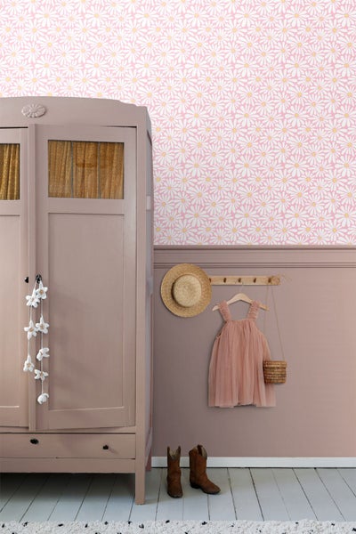 Zimmeransicht mit einem Schrank, einem Kleid, einem Hut, Stiefeln und einer Tapete mit Blumenmuster.