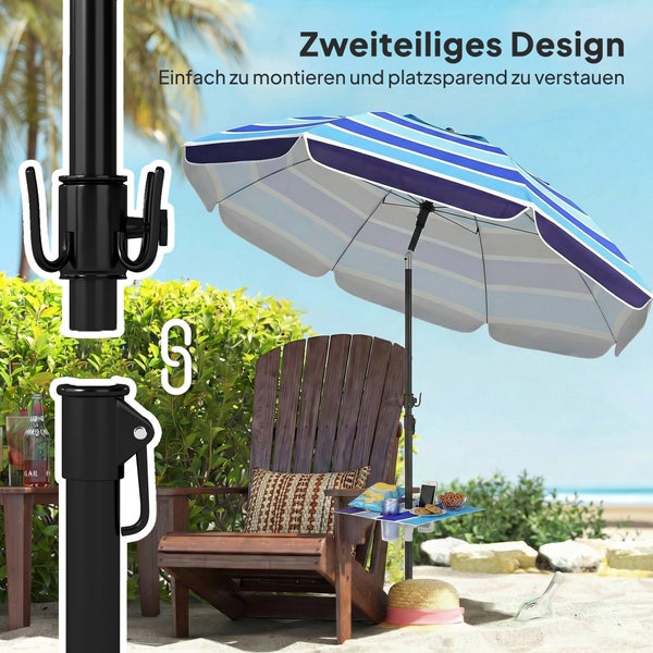 Gestreifter Sonnenschirm am Strand neben Holzstuhl, zweiteiliges Mastdesign mit Haken und kleiner Ablage am Stock.