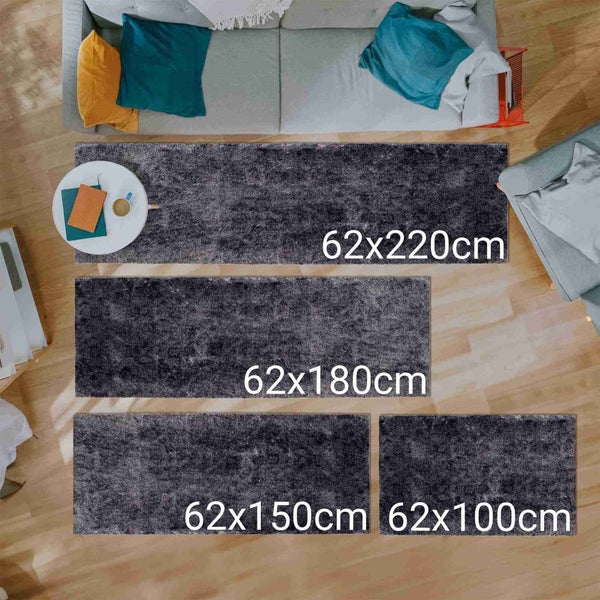 Verschieden große, rechteckige Teppiche mit den Maßen 62x220 cm, 62x180 cm, 62x150 cm und 62x100 cm in einer Wohnzimmerszene.