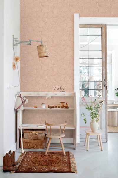 Kinderzimmer mit gemusterter Tapete, Regal und Spielzeug