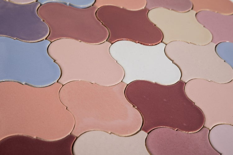 Nahaufnahme von marokkanischen Fliesen in verschiedenen Farbtönen