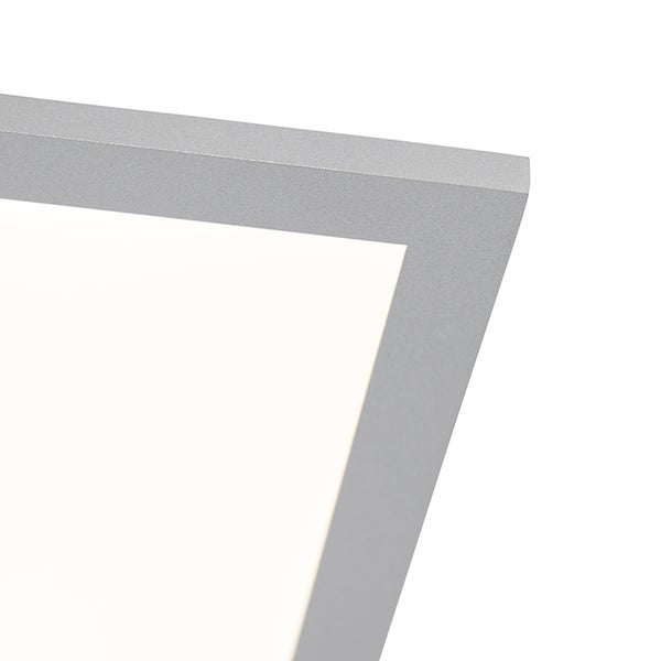 Detailansicht einer LED-Leuchte mit silberfarbenem Rahmen