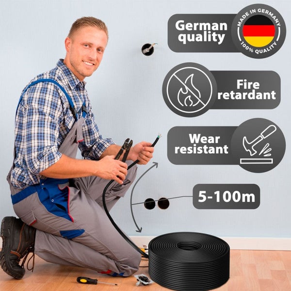 Handwerker installiert schwarzes Elektrokabel von einer Kabelrolle, deutsche Qualität, schwer entflammbar, verschleißfest, Längen von 5 bis 100 Meter.