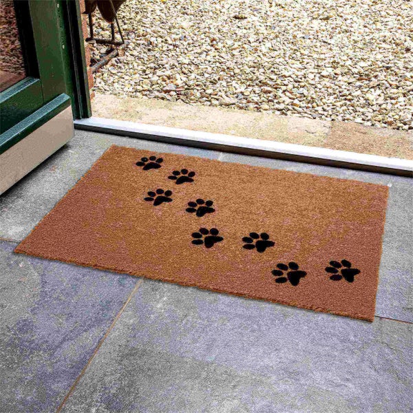 Fußmatte mit Pfotenabdruck-Motiv vor einer Haustür