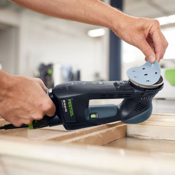 Festool Exzenterschleifer mit Schleifpapier wird von Hand angebracht