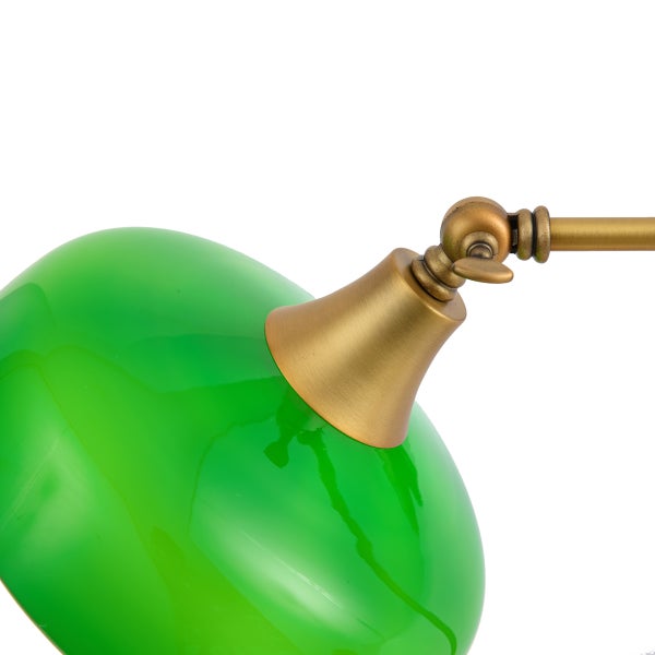 Nahaufnahme einer Bankierlampe mit grünem Glasschirm und einem messingfarbenen Metallgelenk