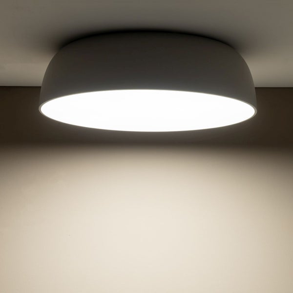 Graue Deckenleuchte mit runder Form an der Decke