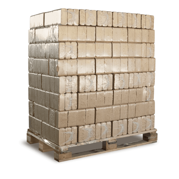 Holzbriketts auf einer Palette gestapelt, in Kunststofffolie eingeschweißt, Brennstoff für Kamine und Öfen.