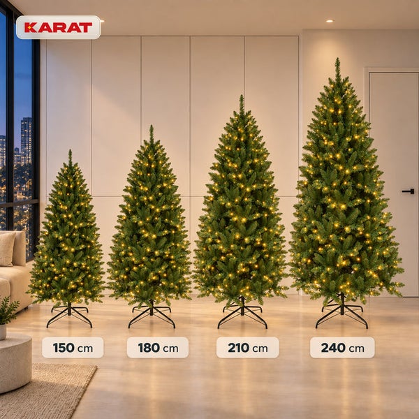 Vier künstliche Karat Weihnachtsbäume mit LED Beleuchtung in den Höhen 150 Zentimeter bis 240 Zentimeter stehen nebeneinander in einem Raum.