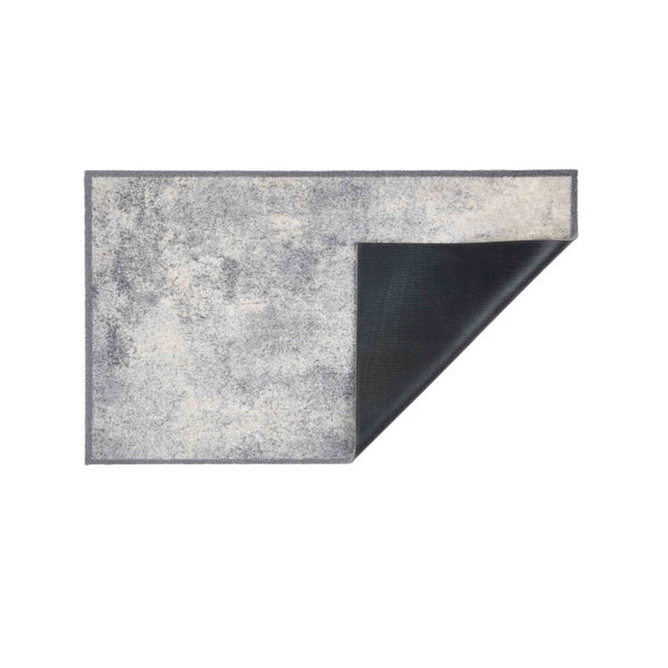 Rechteckiger Teppich mit abstraktem Muster und umgeschlagener Ecke zur Ansicht der Rückseite